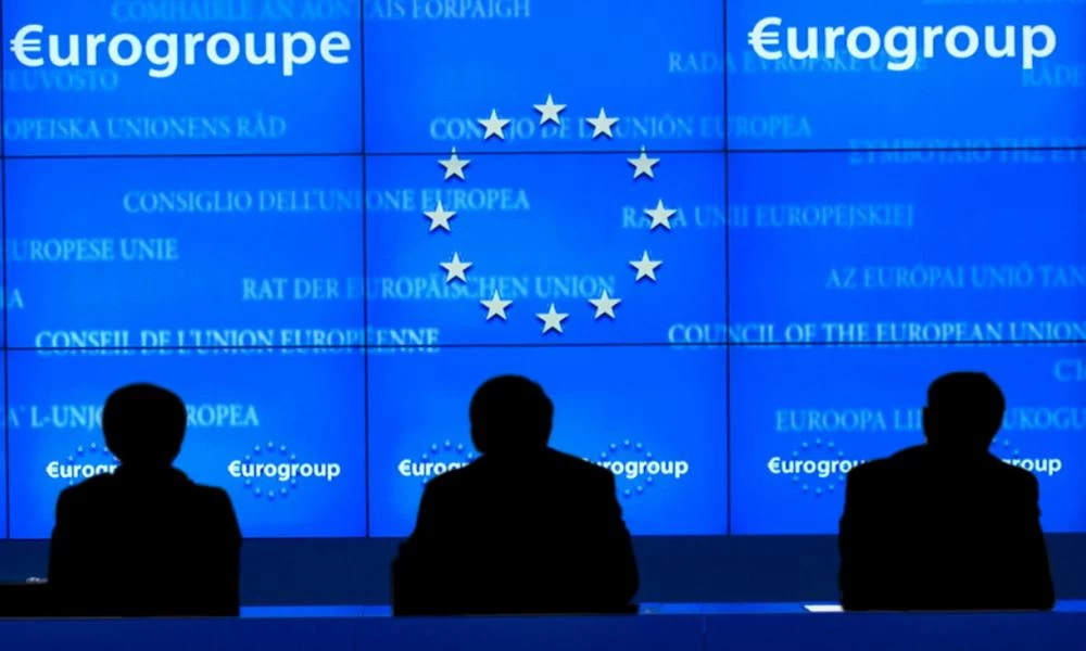 Θρίλερ διαρκείας το Eurogroup: Διαδοχικές αναβολές της συνεδρίασης - Σεντένο: «Βουλιάζουμε ή κολυμπάμε μαζί»